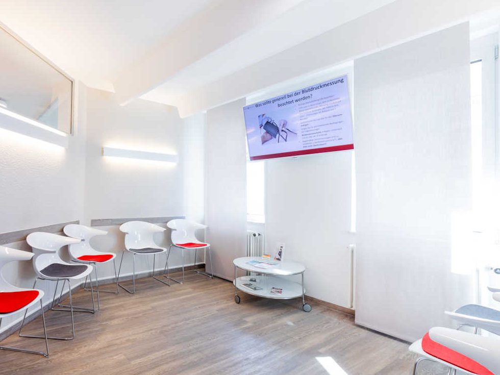 Wartezimmer mit Bildschirm zur Blutdruckmessung
