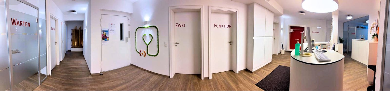 Flur der Praxis mit Wartebereich und Funktionsräumen